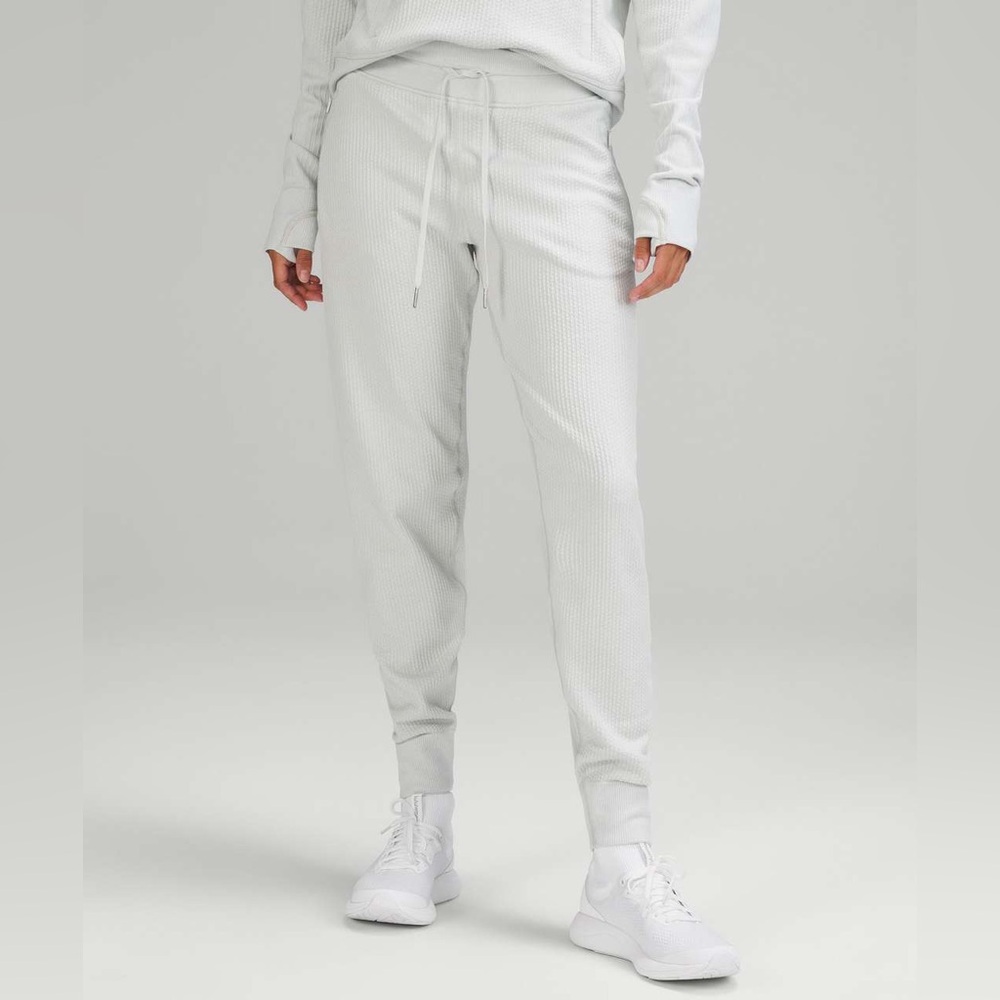 NWT Lululemon Engineered Warmth Relaxed Jogger in Vapor/White - Size 12